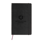 Grand carnet Moleskine Classic en papier effet cuir, pages quadrillées couleur noir vue détail avec logo