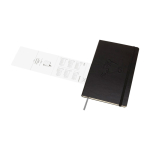Agenda hebdomadaire rigide Moleskine 12 mois, en papier effet cuir couleur noir vue détail avec logo