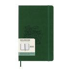 Agenda hebdomadaire rigide Moleskine 12 mois, en papier effet cuir couleur vert vue détail avec logo