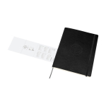Grand agenda hebdomadaire soupe en papier imitation cuir Moleskine couleur noir vue détail avec logo