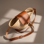 Petit panier en palmier avec longues anses, fabriqué dans l'UE couleur naturel troisième vue