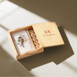 Set de cartes à jouer et dés dans une boîte coulissante en bois couleur bois clair vue détail 4