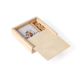 Set de cartes à jouer et dés dans une boîte coulissante en bois couleur bois clair troisième vue