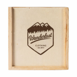 Set de cartes à jouer et dés dans une boîte coulissante en bois couleur bois clair vue détail 2
