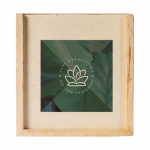 Set de cartes à jouer et dés dans une boîte coulissante en bois couleur bois clair vue détail 3