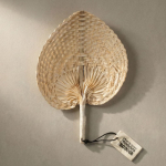 Éventail en paille en forme de feuille avec étiquette à personnaliser68625b449b0dbdfc3996458d couleur naturel quatrième vue