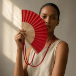 Éventail en bois et polyester avec tissu et cordon assortis68625b449b0dbdfc3996458d couleur rouge troisième vue