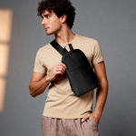 Sac bandoulière en polyester à un compartiment avec poche avant couleur noir troisième vue