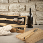 Set de barbecue dans un coffret en bambou avec ustensiles pour grill couleur naturel vue d'ambiance