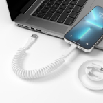 Câble en plastique recyclé tout-en-un avec charge rapide 60 W couleur blanc vue d'ambiance