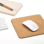 Tapis de souris en liège antidérapant fabriqué en Europe couleur naturel vue d'ambiance