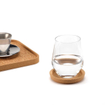 Sous-verre rond en liège avec bord surélevé fabriqué en Europe couleur naturel vue d'ambiance