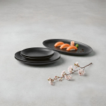Assiette plate en céramique avec finition mate, fabriquée en Europe vue d'ambiance