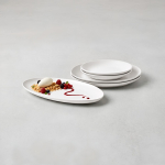 Assiette plate en céramique avec finition mate, fabriquée en Europe vue d'ambiance