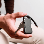 Chargeur portable porte-clés compact en plastique recyclé 1 000 mAh couleur noir deuxième vue d'ambiance