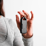 Chargeur portable porte-clés compact en plastique recyclé 1 000 mAh couleur noir troisième vue d'ambiance