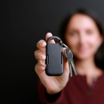 Chargeur portable porte-clés compact en plastique recyclé 1 000 mAh couleur noir quatrième vue d'ambiance