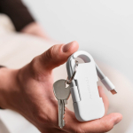 Chargeur portable porte-clés compact en plastique recyclé 1 000 mAh couleur blanc deuxième vue d'ambiance