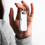 Chargeur portable porte-clés compact en plastique recyclé 1 000 mAh couleur blanc troisième vue d'ambiance