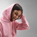 Sweat à capuche femme en coton biologique 300 g/m² Bondi couleur rose vue d'ambiance