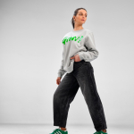 Sweat-shirt unisexe en coton bio, molleton brossé 300 g/m², Waikiki couleur gris clair troisième vue d'ambiance