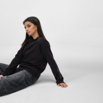 Sweat-shirt femme en coton biologique col rond 300 g/m² Waikiki couleur noir deuxième vue d'ambiance