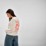 Sweat-shirt femme en coton biologique col rond 300 g/m² Waikiki couleur beige troisième vue d'ambiance
