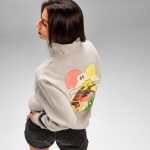 Sweat-shirt unisexe en coton bio avec fermeture 1/4 340g/m² Malibu couleur gris chiné deuxième vue d'ambiance