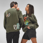 Sweat-shirt unisexe en coton biologique à col rond 340 g/m² Nazaré couleur vert militaire vue d'ambiance