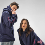 Sweat à capuche unisexe en coton biologique 340g/m² Tulum couleur bleu marine vue d'ambiance