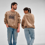 Sweat en coton biologique unisexe oversize 340 g/m² Whitehaven couleur marron clair troisième vue d'ambiance