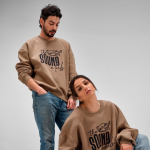 Sweat en coton biologique unisexe oversize 340 g/m² Whitehaven couleur marron clair vue d'ambiance