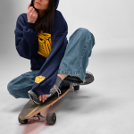 Sweat unisexe oversize 340 g/m² en coton et polyester recyclé Ericeira couleur bleu marine deuxième vue d'ambiance