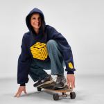 Sweat unisexe oversize 340 g/m² en coton et polyester recyclé Ericeira couleur bleu marine troisième vue d'ambiance
