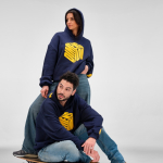 Sweat unisexe oversize 340 g/m² en coton et polyester recyclé Ericeira couleur bleu marine vue d'ambiance