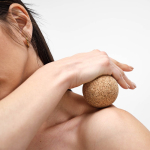 Balle en liège compact pour étirements et soulagement musculaire couleur naturel vue d'ambiance