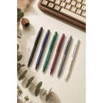 Stylo en aluminium recyclé avec pointe tactile, encre bleu vue d'ambiance