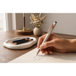Stylo en aluminium recyclé mat avec embout tactile et encre bleue vue d'ambiance