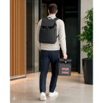 Sac à dos en cuir synthétique avec rabat, idéal pour PC portable 16” vue d'ambiance