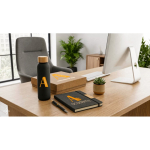 Kit de bureau avec gourde en verre, bloc A5 et stylo à encre bleue vue d'ambiance