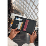 Porte-passeport en similicuir avec protection RFID et élastique vue d'ambiance