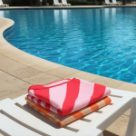 Serviette de plage en RPET à séchage rapide 100 x 180 cm couleur rouge huitième vue