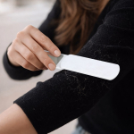 Brosse anti-peluches en plastique résistant avec miroir intégré couleur blanc sixième vue
