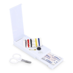 Kit de couture dans une boîte avec pansements, idéal pour les voyages couleur blanc troisième vue