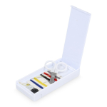 Kit de couture dans une boîte avec pansements, idéal pour les voyages couleur blanc quatrière vue