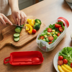 Lunch box multifonction avec couvercle à visser et couverts couleur rouge