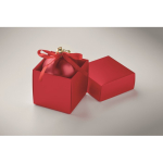 Boule de Noël à suspendre avec ruban, présentée dans une boîte cadeau couleur rouge deuxième vue photographique