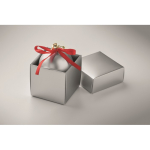 Boule de Noël à suspendre avec ruban, présentée dans une boîte cadeau couleur argenté deuxième vue photographique