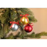 Boule de Noël à suspendre avec ruban, présentée dans une boîte cadeau couleur doré vue d'ambiance