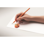 Crayon en bois de peuplier avec gomme en forme de citrouille couleur orange sixième vue photographique